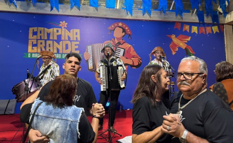 Forrozeiros aproveitam programação cultural espalhada pelo Parque do Povo