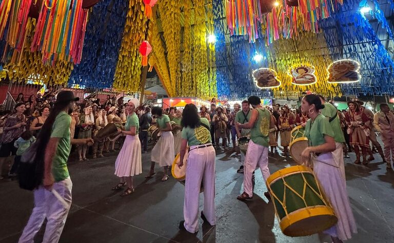 Maracagrande e grupos folclóricos levam emoção em cortejo n’O Maior São João do Mundo