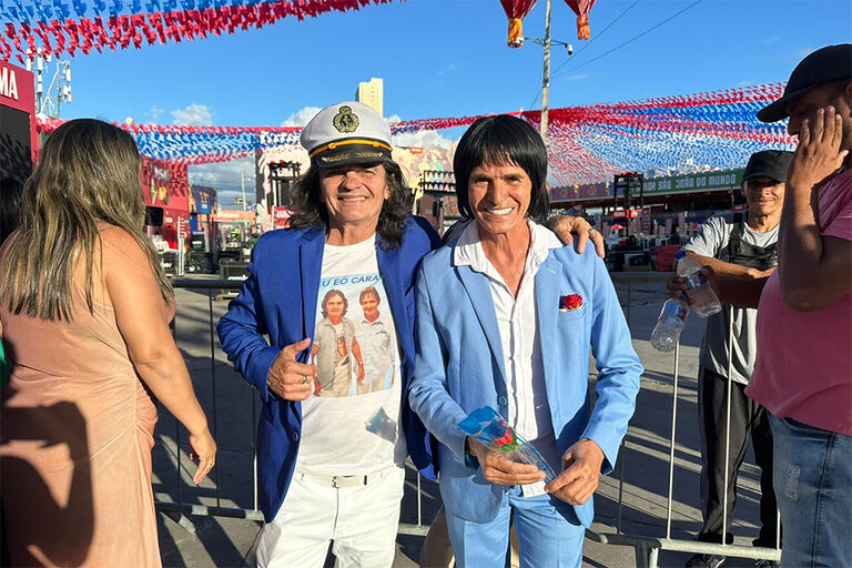 Unidos pela paixão ao Rei, sósias prestigiam show no Maior São João do Mundo