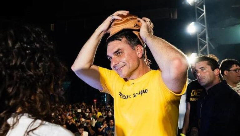 Flávio Bolsonaro evita interação com forrozeiros de Campina Grande
